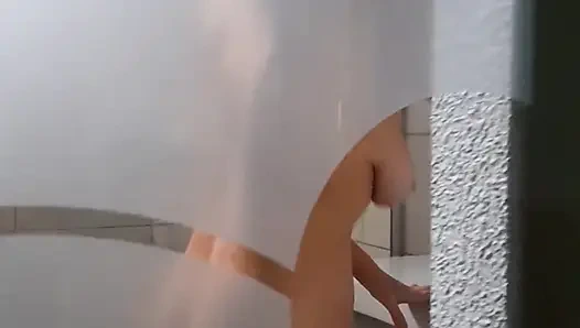 Selena позирует в ванной и занимается сексом в постели