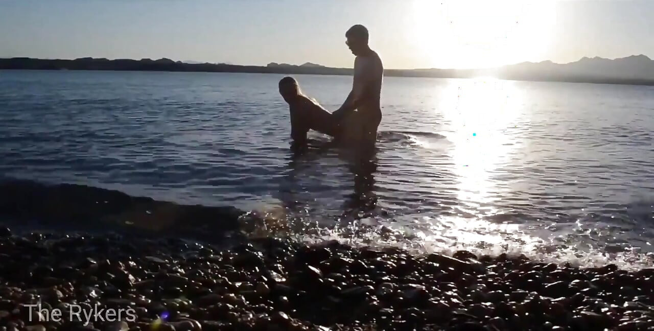 Sexe romantique sur une plage publique