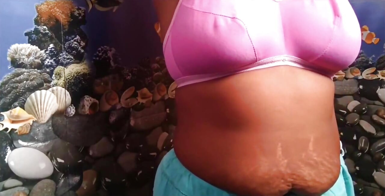 Ammu mostrando peitos enormes no banheiro