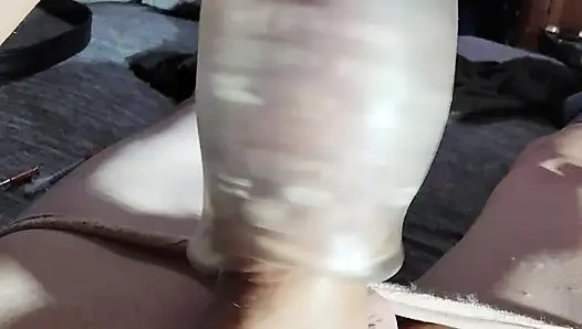 Ateşli beyaz adamların yarağı üzerinde dönen oyuncak
