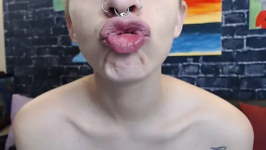 Büyük rujsuz dudaklar