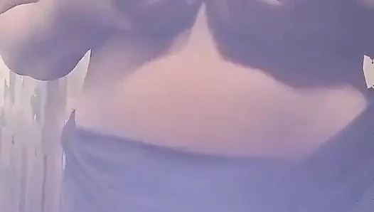 Моя Мачеха Показывает Свои Сиськи Мне, Пока Я Смотрю