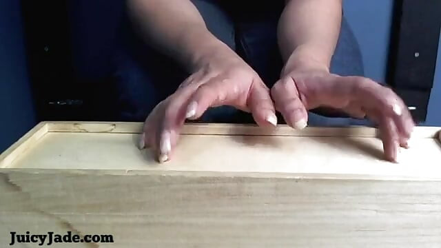 Khai thác móng tay trần