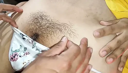 Seks lezat dengan vagina besar berakhir dengan air mani di dalam saudara tiri Tamil dari video x.