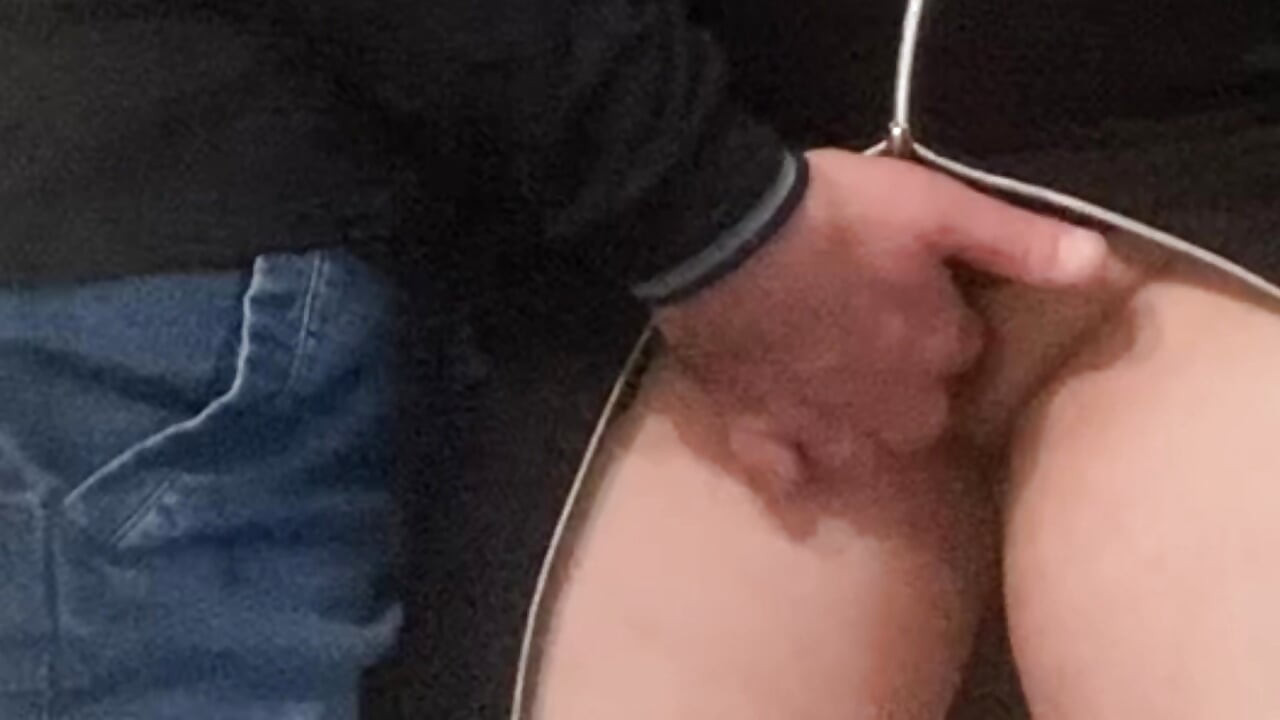 OMG! Αγγίζοντας το ζουμερό μουνί στο μετρό - διεισδύοντας με σέξι εσώρουχα