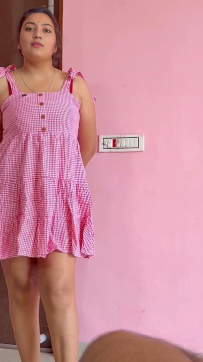 Üvey kız kardeş erkek arkadaşıyla eve gidiyor, üvey erkek kardeşi onları yakalıyor ve bir şeyler yapıyor, Tam Hindi Viral Video | Klip 1