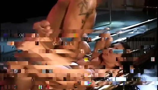 Pelacur nakal kulit putih ini lagi asik nyepong dan ngentot kontol besar pria ini sebelum ngentot habis-habisan