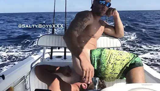 2 mecs sexy sur un bateau