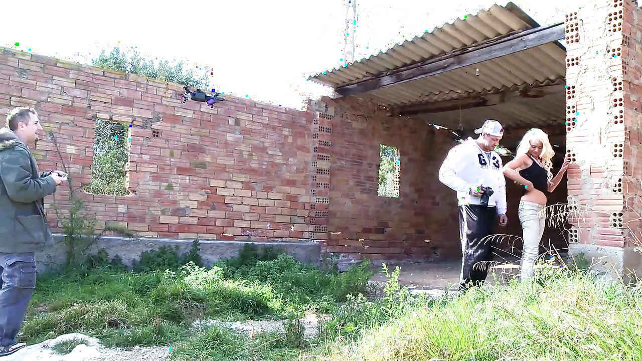 The huge cock of a muscly and tatooed guy breaks the pussy of a sweet blonde
