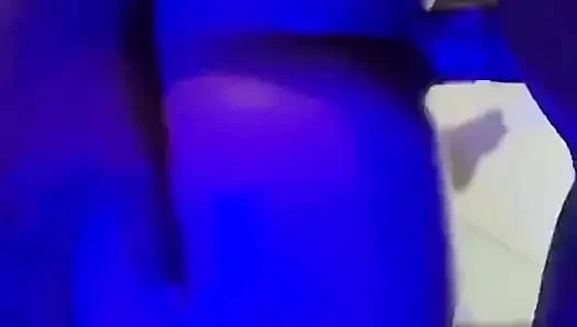 Arjantinli göt deliği bir otelde bir boğayla tanışıyor ve kocasına çok sert sikiliyor bir video gönderiyor