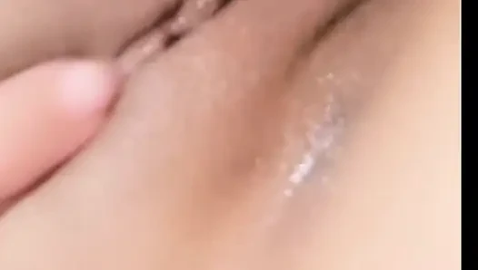 India touches the pussy until it squirts