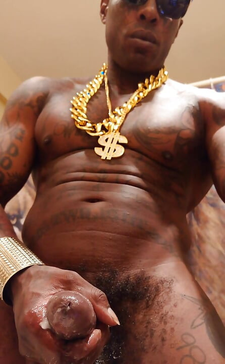 Stor svart hårig kuk tillbedjan Hallelujah Johnson (kung av sorg) höga mörka chokladmuskler tatueringar håriga BBC Hallelujah Johnso