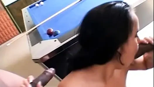 Doppelpenetration und Abspritzen im Mund von drei schwarzen monster-schwänzen für vollbusige MILF
