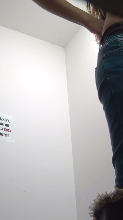 Cabine cehe 144: tânără brunetă goală - striptease solo îndrăzneț