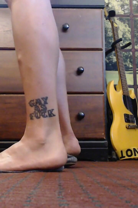 أحذية باليه رمادية شقة واقفة تلعب بالأحذية