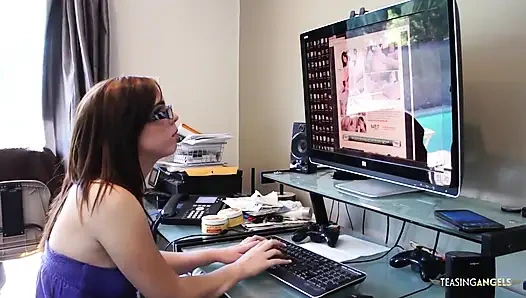 Pria beruntung menuangkan semua air maninya ke payudara muda berambut merah