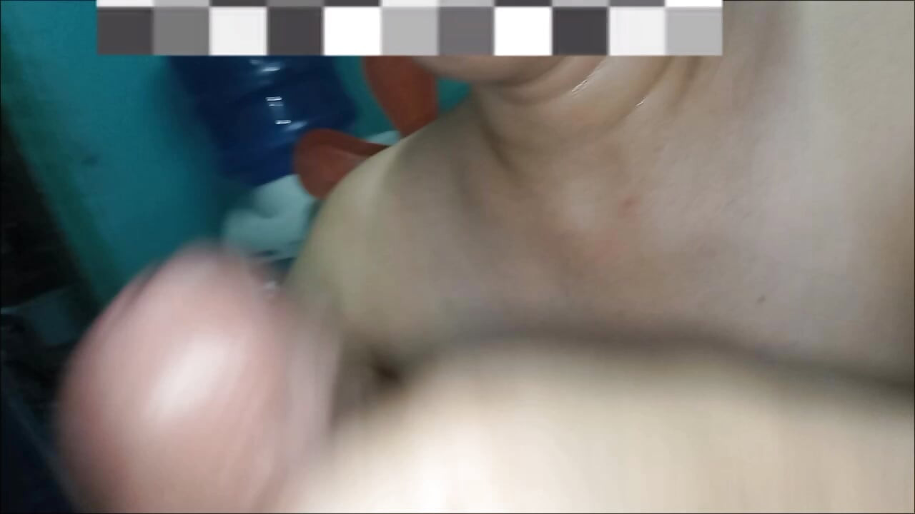 Soția filipineză îmi suge pula după baie