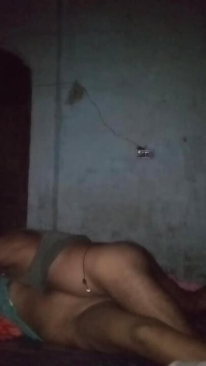 Bhabhi ne apni chut me mall under dalbaya