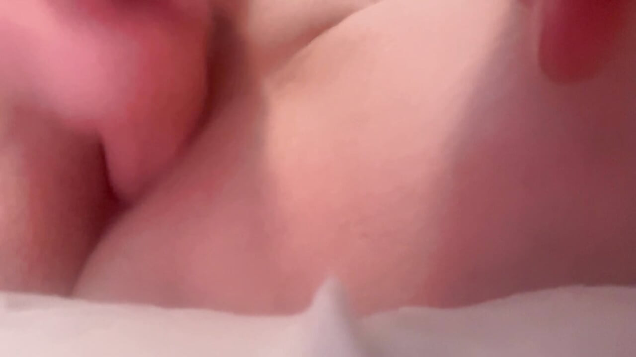淫荡女孩独自在家取悦屁股和阴户