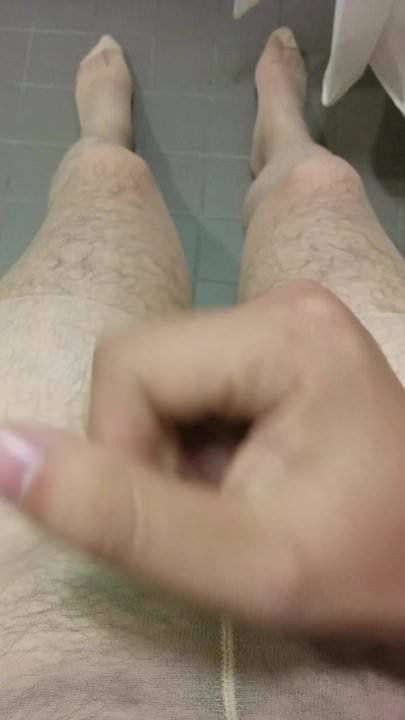 I wear pantyhose and cum