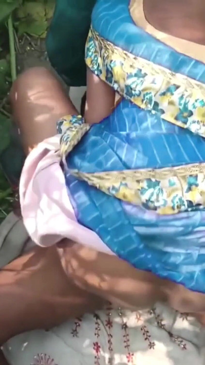Detik melucutkan rahang daripada "wanita desi India desi rustik membuat video seksi di dalam hutan dengan suaminya."