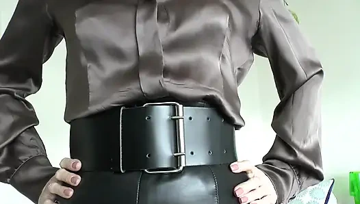 Gürtelarmung im Wohnzimmer, Teil 1, lady Victoria Valente