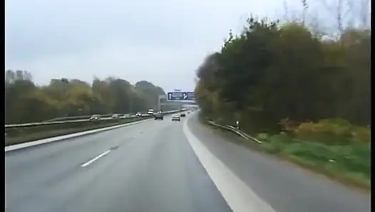 Sarışın genç kız üçlü grup sekste arabada sikiliyor