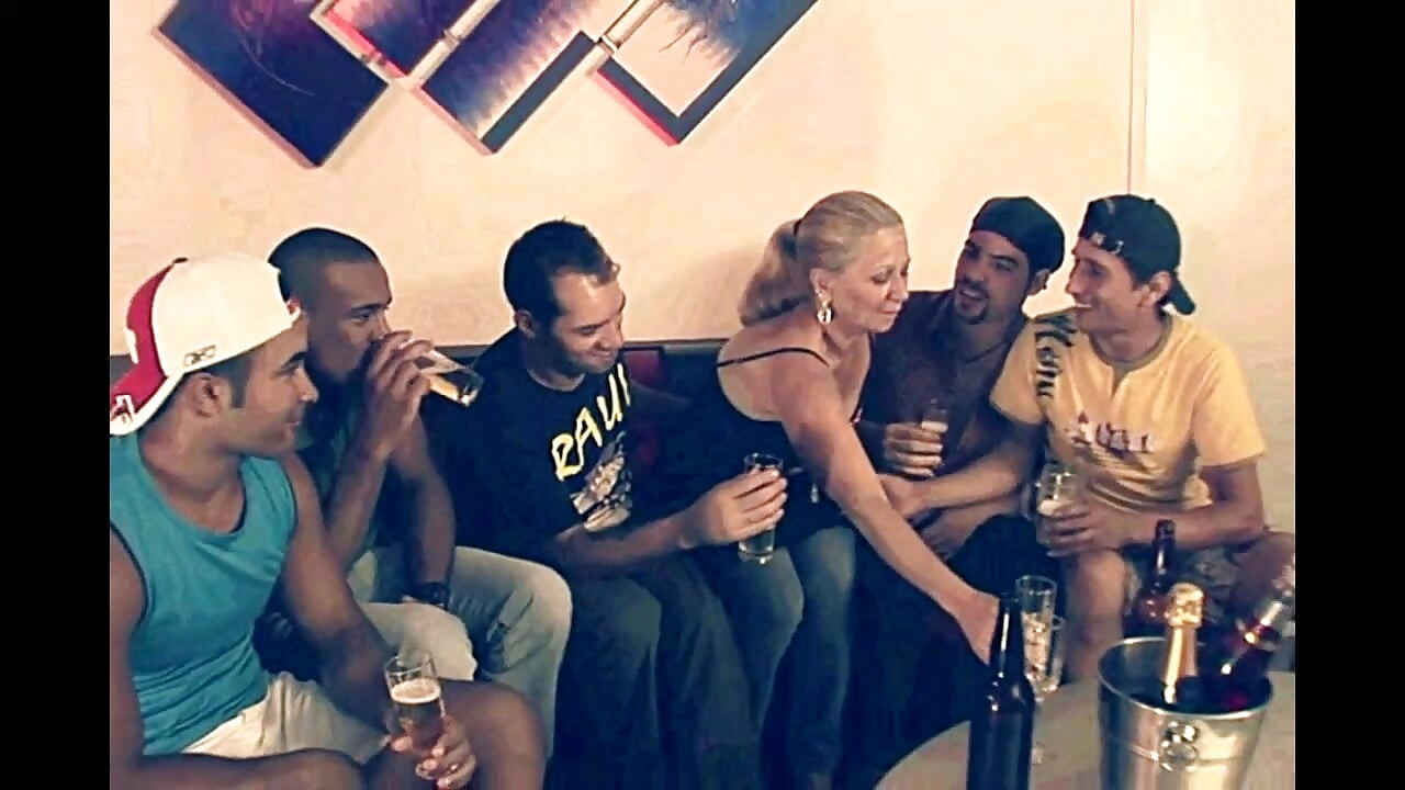 Παρτούζα για μια μεγαλύτερη πουτάνα που χύνεται στα βυζιά από μεγάλους πούτσους