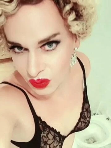 Transgirl playing with her clitty