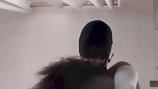 MILF ditutup matanya dan tersumbat, kacau di vagina dan mulut