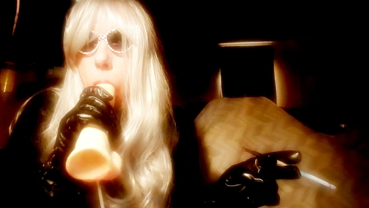 DO YOU LIKE TO WATCH ME SMOKE LONG CIGARETTES??