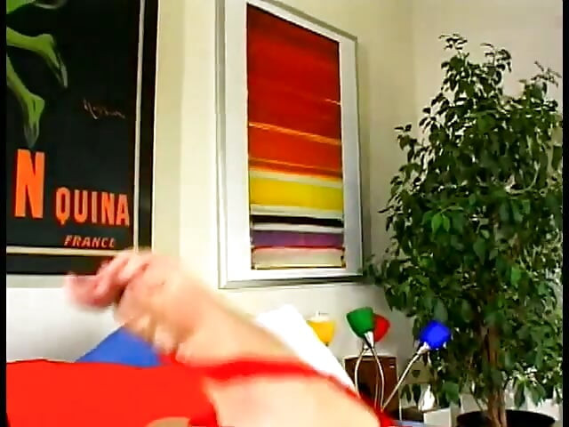 Jovem loira plaful Brooke Banner gosta de acariciar seus pés e buceta