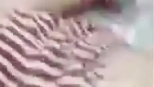 Азиатская девушка демонстрирует свою киску и большую грудь