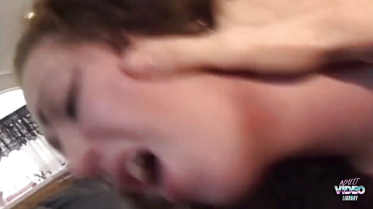 쪼이는 보지에 갇히는 것은 경험하기에 가장 끈적끈적한 상황이어야 합니다.