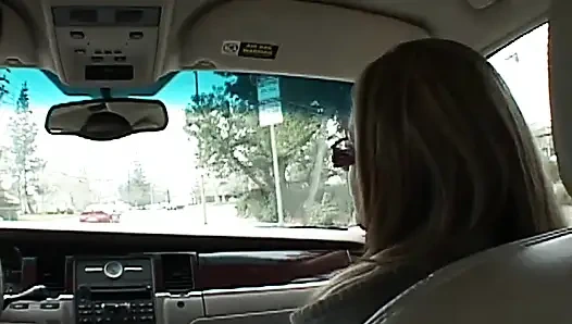 Cewek amatir dengan pantat bahenol ini dientot habis-habisan sama kontol besar sampai dicrot di dalam