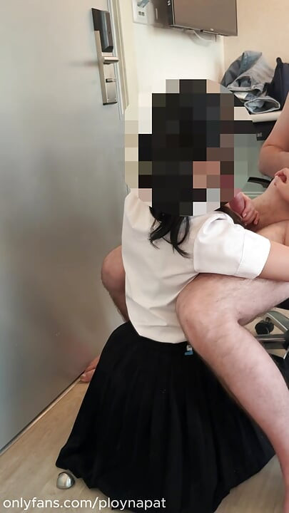 Μια χαριτωμένη Ταϊλανδή μαθήτρια με στολή γαμιέται με ένα μεγάλο λευκό πουλί μετά το σχολείο