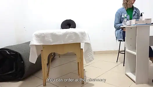 Доктор свободно засунула пальцами в задницу во время осмотра.