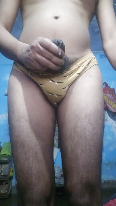 Napaljeni indijski femboy s fimozom drka kurac i drka gaćice polusestre dok ne svrši