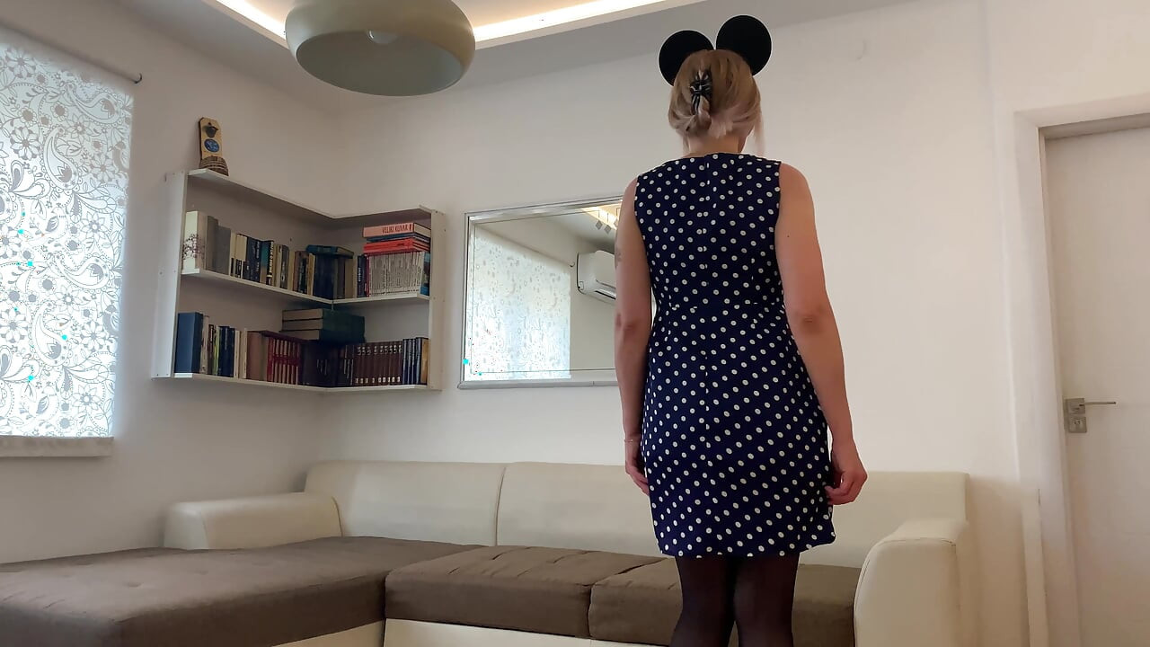 En studerende tog hjem til sin professor for at tage en eksamen og blev slave af en streng elskerinde