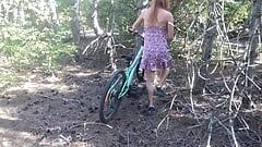 Encontrei uma linda garota tatuada cavalgando sua bicicleta na floresta e fodendo sua buceta peluda