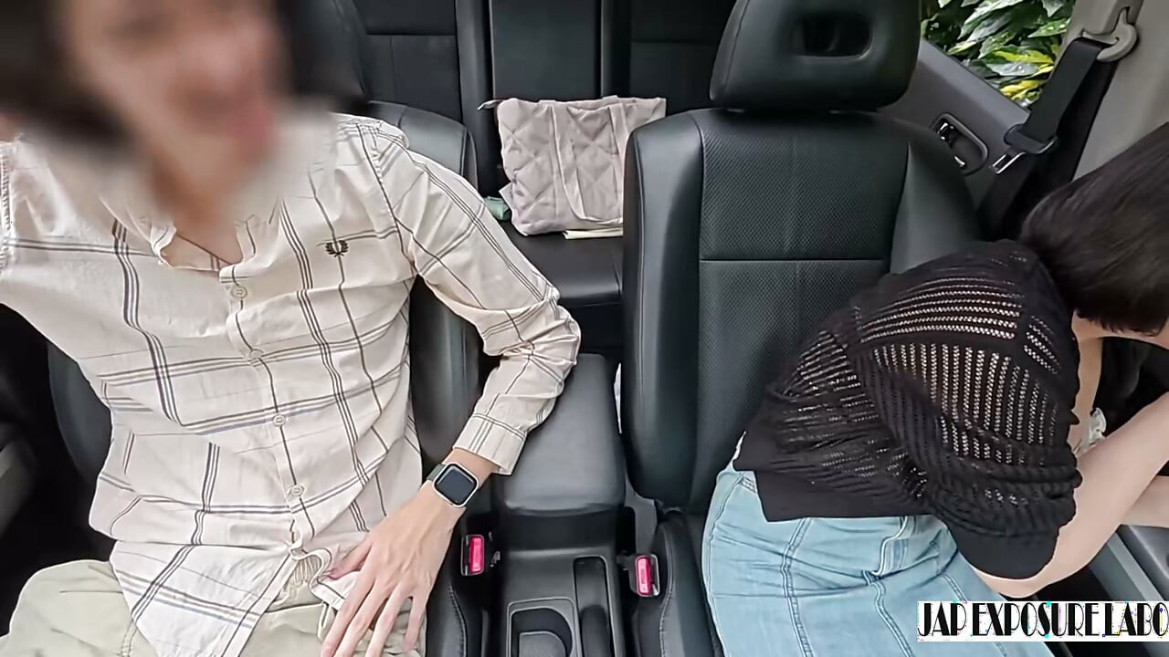 Tetas megaton que puedes ver incluso a través de su ropa. Mamada en el coche, semen en la boca, ella se lo traga todo!