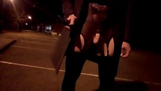 Mann in Strumpfhosen blankziehen auf Rastplatz bei Nacht