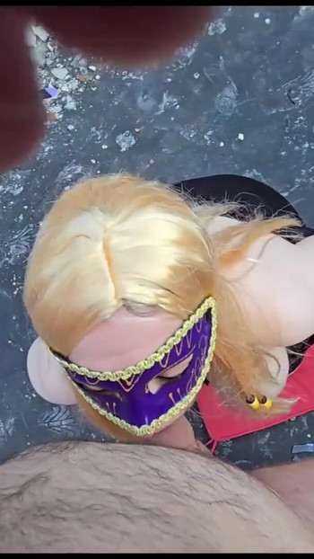 Maman a dû sucer la bite de cet inconnu dans un bâtiment abandonné | Clip 1