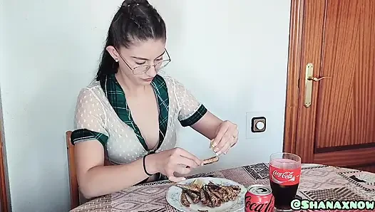 Meletus diam-diam dengan teri goreng