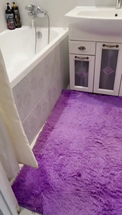 Mama vitregă face o baie în ciorapi și lenjerie sexy, fund mare umed