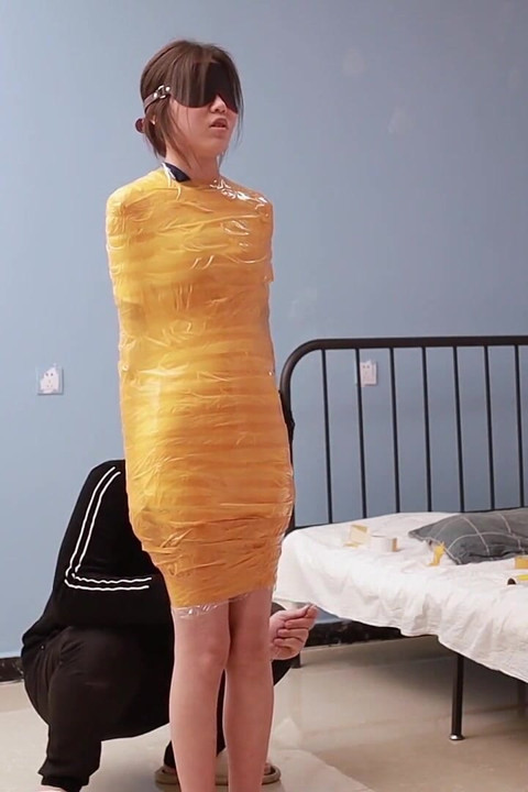 A Cute Barefoot Girlfriend Uses Tape to Bind Her Whole Body, Playing with Her Cute Bare Feet