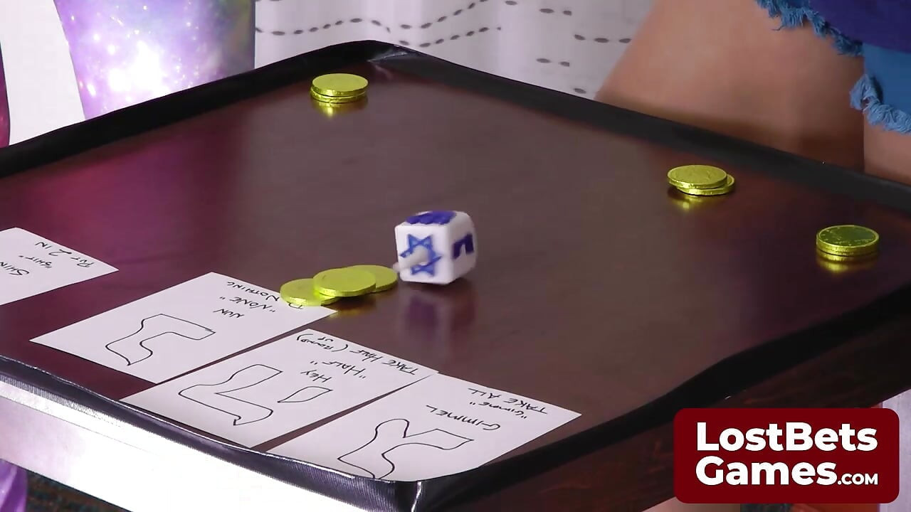 Dreidel thoát y khoe quần áo với mỗi bức thư tiếng Do Thái