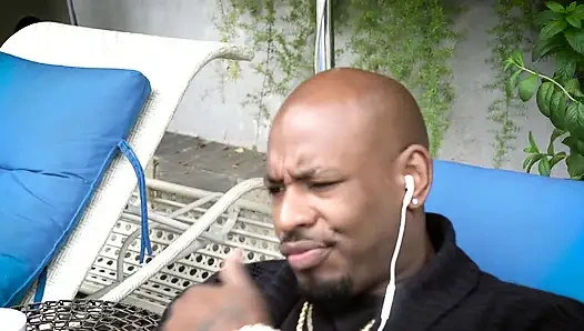 Sarkık Büyük Memeli Tombul Siyah Sürtük Büyük Zenci Yarağı Ve Döl Salyasının Üstüne Çıkıyor