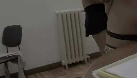 Ruf Eine Südamerikanische Schlampe an, Um Im Büro Einen Blowjob Zu Bekommen