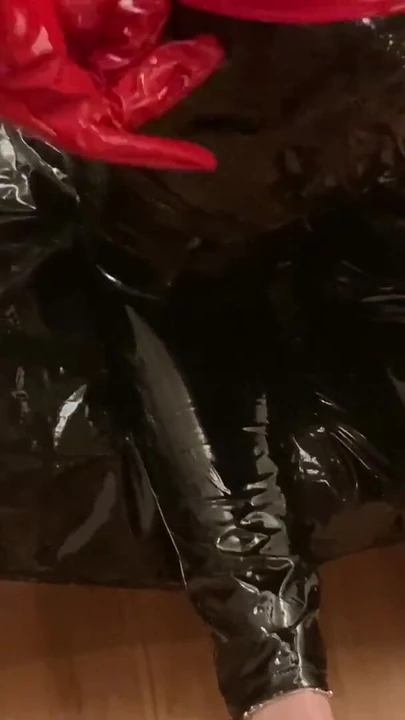Emocionalni trenutak iz filma "Svrši na sjajne crne vinil pantalone"